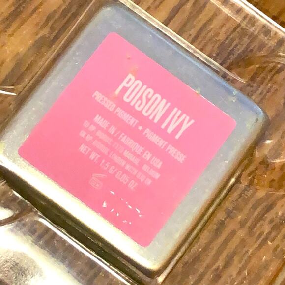 Jeffree Star Artistry Single in Poison Ivy Shade Bright Green Metallic Eyeshadow - Picture 3 of 5